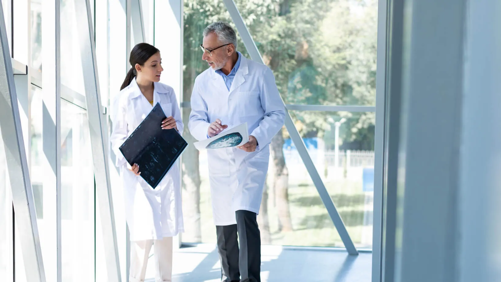 Deux médecins discutant de sujets médicaux.
