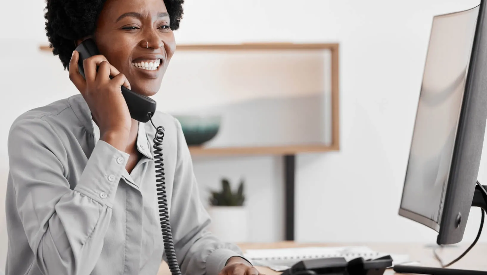 Un employé de bureau parlant au téléphone