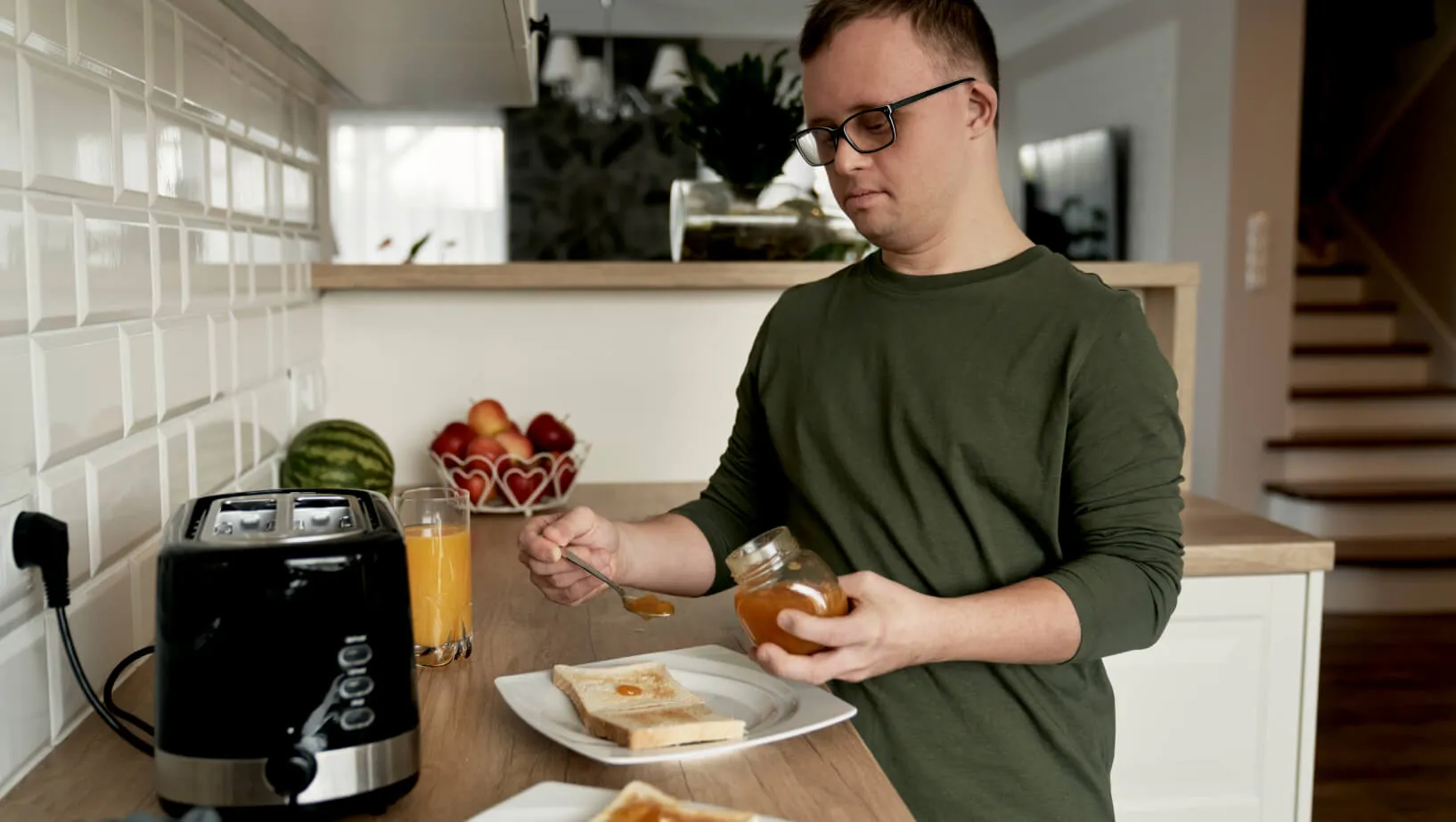 Un homme préparant le petit-déjeuner à la maison