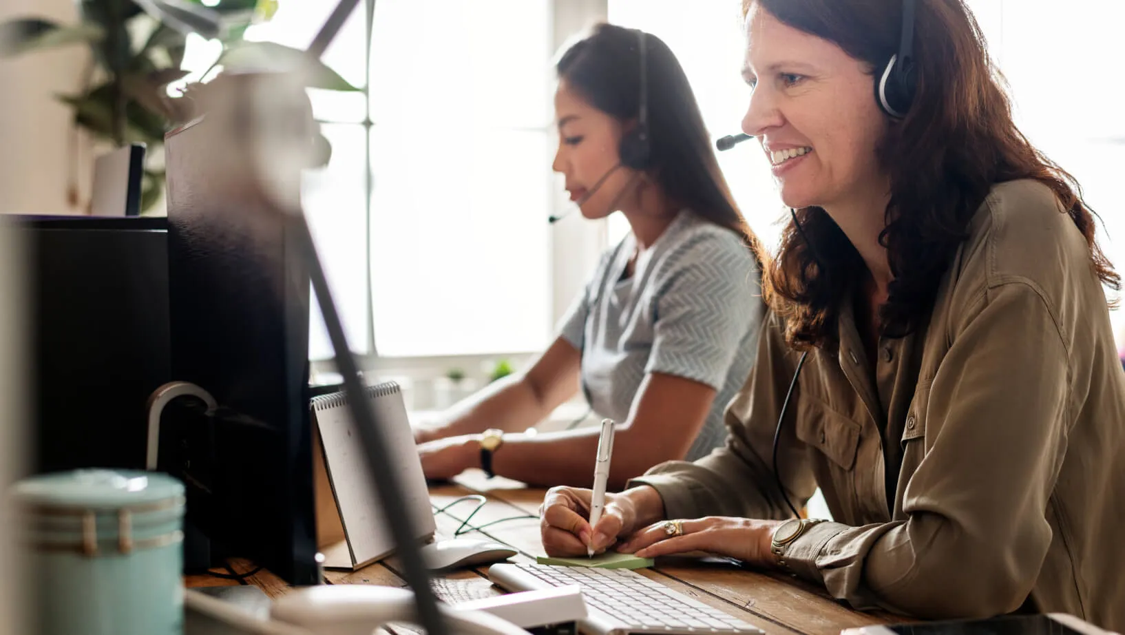 Deux employés de bureau prenant des appels téléphoniques